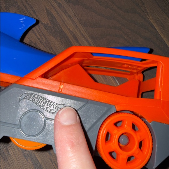 Hot Wheels GVG36 Shark Chomp Transporter Playset -Eats Cars! - Picture 10 of 13